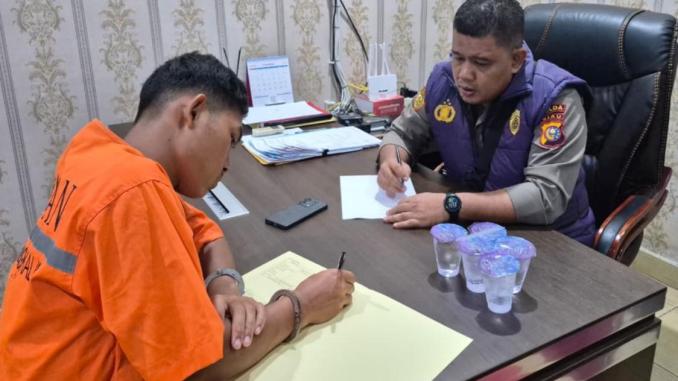 Tim psikologi Polda Riau melakukan asesmen kejiwaan terhadap tersangka pembunuhan di Polsek Pinggir, Bengkalis.