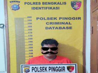 Tersangka kasus dugaan kekerasan seksual anak di Bengkalis saat diamankan polisi.