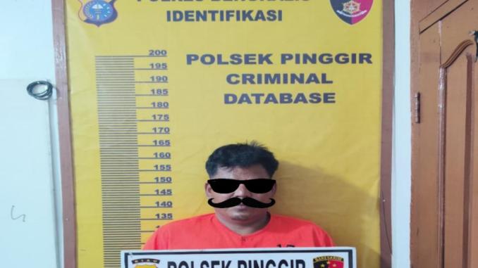 Tersangka kasus dugaan kekerasan seksual anak di Bengkalis saat diamankan polisi.