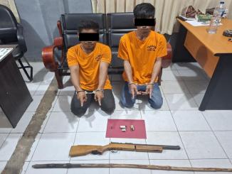 Polisi mengamankan dua pelaku dan barang bukti senapan angin dalam kasus teror di Desa Teluk Rhu, Rupat Utara