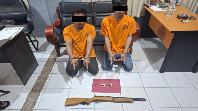 Polisi mengamankan dua pelaku dan barang bukti senapan angin dalam kasus teror di Desa Teluk Rhu, Rupat Utara