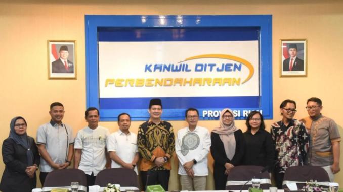 Foto bersama Komisi III DPRD Bengkalis dan Kanwil DJPb Riau usai pertemuan di Pekanbaru.