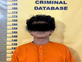 Tersangka NM bersama barang bukti dua paket sabu dan telepon genggam hasil pengungkapan Polsek Mandau di Bengkalis.