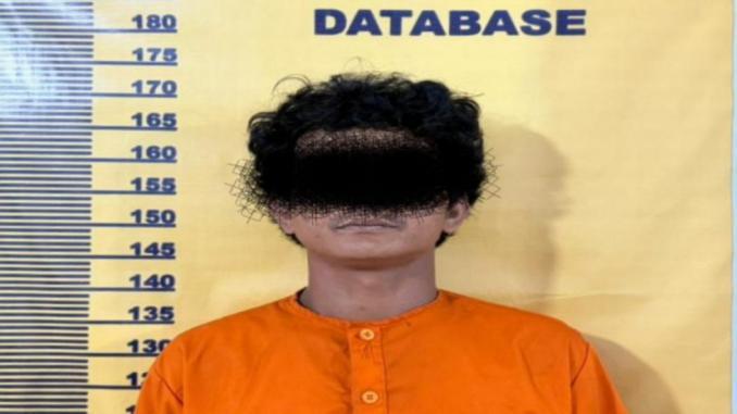 Tersangka NM bersama barang bukti dua paket sabu dan telepon genggam hasil pengungkapan Polsek Mandau di Bengkalis.
