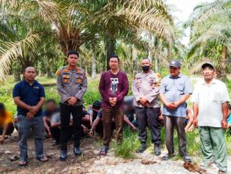 Aparat kepolisian mengamankan 17 terduga pengguna narkotika di Desa Muara Basung, Bengkalis.