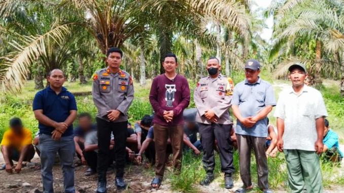Aparat kepolisian mengamankan 17 terduga pengguna narkotika di Desa Muara Basung, Bengkalis.