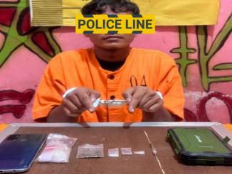 Tersangka pengedar narkoba RS beserta barang bukti sabu dan ganja di Mapolres Bengkalis.