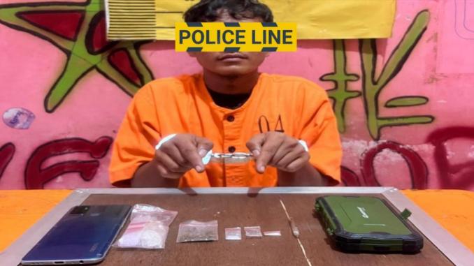Tersangka pengedar narkoba RS beserta barang bukti sabu dan ganja di Mapolres Bengkalis.