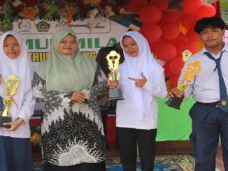 Siswa MTs Raudhatut Thullab mengenakan kostum dari barang bekas saat perayaan Milad MTs Raudhatut Thullab ke-36 di Bengkalis.