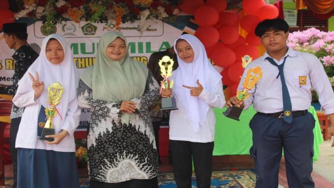 Siswa MTs Raudhatut Thullab mengenakan kostum dari barang bekas saat perayaan Milad MTs Raudhatut Thullab ke-36 di Bengkalis.