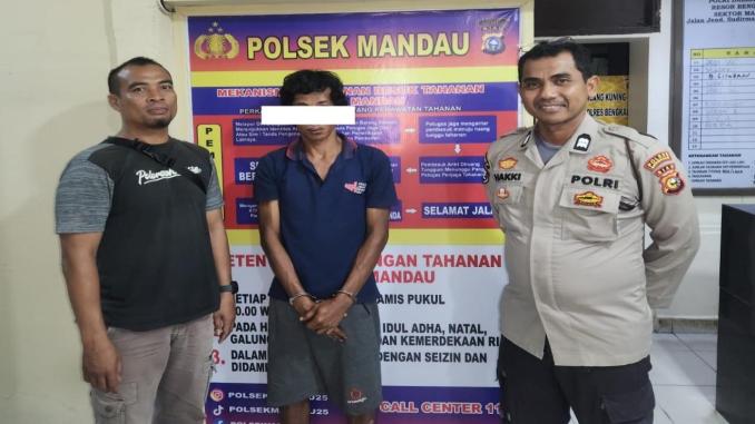 Tersangka LDT (33) dalam kasus curanmor Mandau saat diamankan petugas Polres Bengkalis.