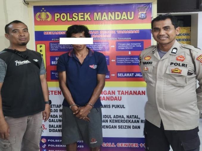 Tersangka LDT (33) dalam kasus curanmor Mandau saat diamankan petugas Polres Bengkalis.