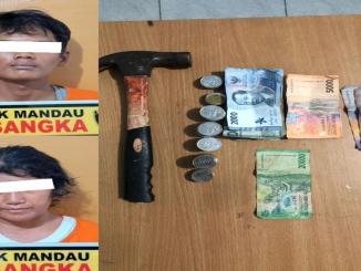 Dua tersangka pasutri bobol kotak amal Masjid Baitul Amal di Mandau bersama barang bukti yang diamankan polisi.