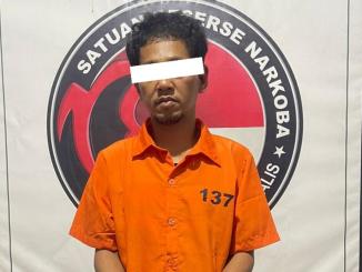 Peredaran sabu di Bengkalis: Tersangka AT beserta barang bukti paket sabu seberat 0,19 gram di Mapolres Bengkalis.