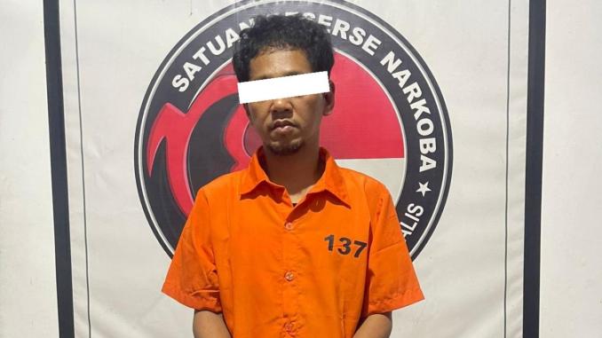 Peredaran sabu di Bengkalis: Tersangka AT beserta barang bukti paket sabu seberat 0,19 gram di Mapolres Bengkalis.
