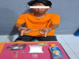 Tersangka nelayan dan barang bukti sabu dalam kasus peredaran sabu di Bengkalis