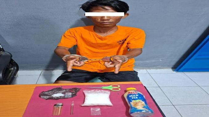 Tersangka nelayan dan barang bukti sabu dalam kasus peredaran sabu di Bengkalis