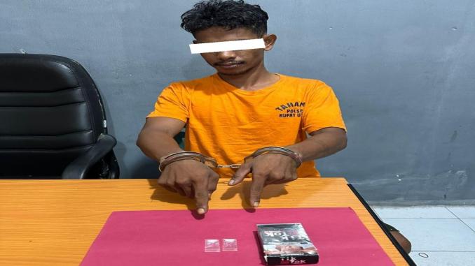 Polisi mengamankan MS beserta sabu yang disimpan dalam kotak rokok di Rupat Utara