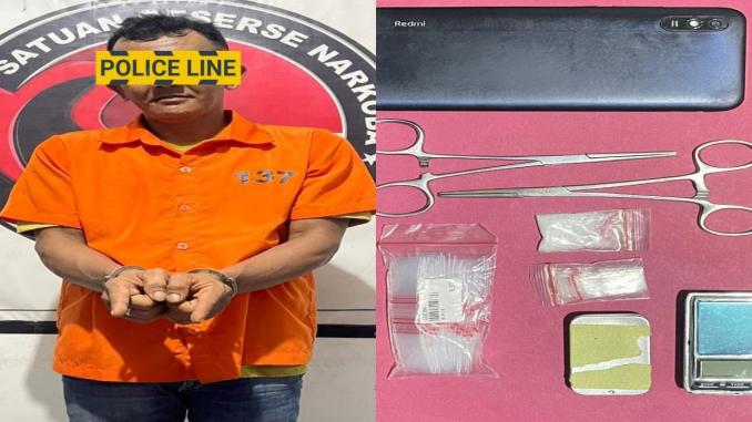 Polisi menunjukkan barang bukti sabu di Bengkalis.