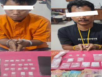 Dua tersangka pengedar sabu Bengkalis beserta barang bukti puluhan paket sabu dan uang tunai di Polsek Mandau.