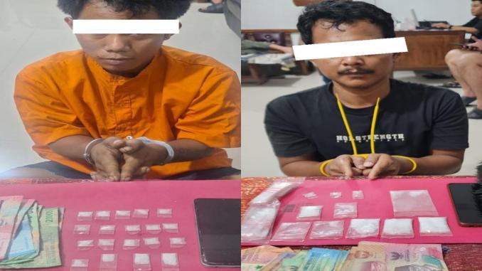 Dua tersangka pengedar sabu Bengkalis beserta barang bukti puluhan paket sabu dan uang tunai di Polsek Mandau.