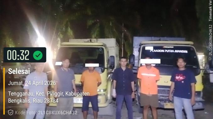 Dua truk Colt Diesel kuning bersama sejumlah pria yang diamankan polisi di Bengkalis terkait kasus modus kencing sawit pada malam hari.