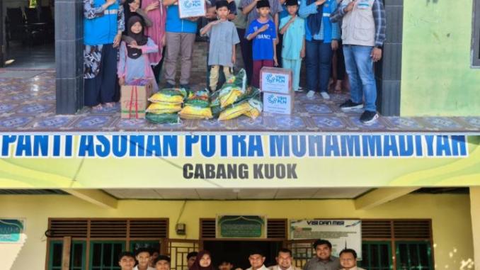 Perwakilan YBM PLN menyerahkan paket sembako di panti asuhan Riau.