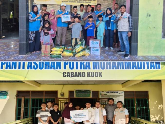 Perwakilan YBM PLN menyerahkan paket sembako di panti asuhan Riau.