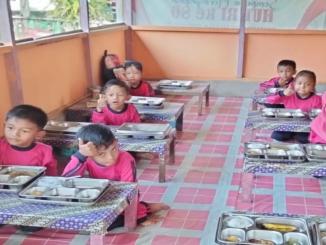 Siswa PAUD Cahaya Kasih Bengkalis makan bersama dalam program MBG.