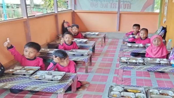 Siswa PAUD Cahaya Kasih Bengkalis makan bersama dalam program MBG.