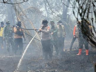 Asap tebal membumbung dari lahan gambut terbakar di Desa Kembung Baru, Bengkalis