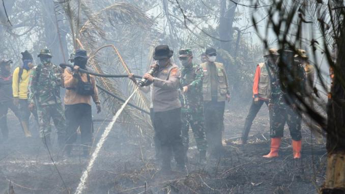Asap tebal membumbung dari lahan gambut terbakar di Desa Kembung Baru, Bengkalis