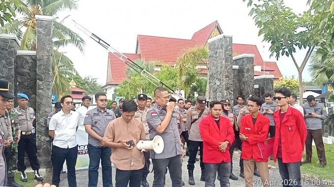 Aksi GMNI Bengkalis di depan Kantor Kejari Bengkalis saat mendesak audit dana PI PT Bumi Laksamana Jaya Rp224 miliar.