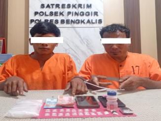 Dua tersangka dan barang bukti sabu di Polsek Pinggir, Bengkalis.