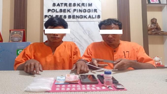 Dua tersangka dan barang bukti sabu di Polsek Pinggir, Bengkalis.