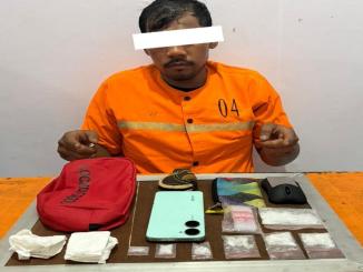 Polisi menunjukkan barang bukti sabu seberat 15,87 gram di Mandau, Bengkalis.
