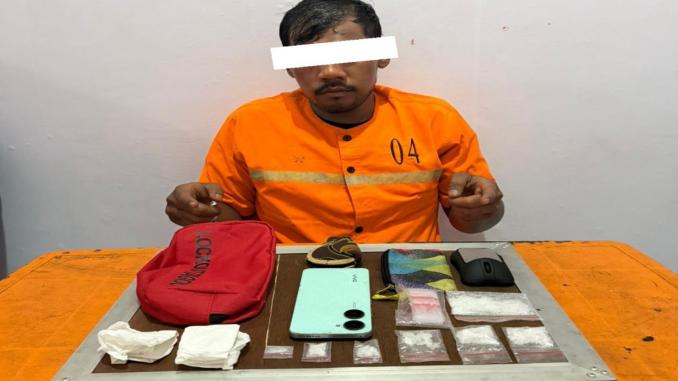 Polisi menunjukkan barang bukti sabu seberat 15,87 gram di Mandau, Bengkalis.