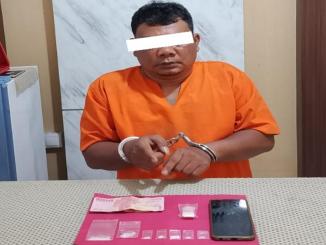 Polisi Polsek Pinggir mengamankan tersangka pengedar sabu di Pematang Pudu dalam pengembangan kasus narkoba Bengkalis.
