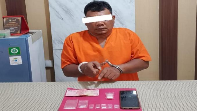 Polisi Polsek Pinggir mengamankan tersangka pengedar sabu di Pematang Pudu dalam pengembangan kasus narkoba Bengkalis.