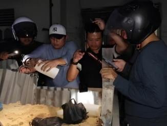 Polisi menunjukkan barang bukti sabu dan ekstasi hasil penggerebekan di Kampung Dalam Pekanbaru.