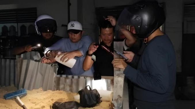 Polisi menunjukkan barang bukti sabu dan ekstasi hasil penggerebekan di Kampung Dalam Pekanbaru.