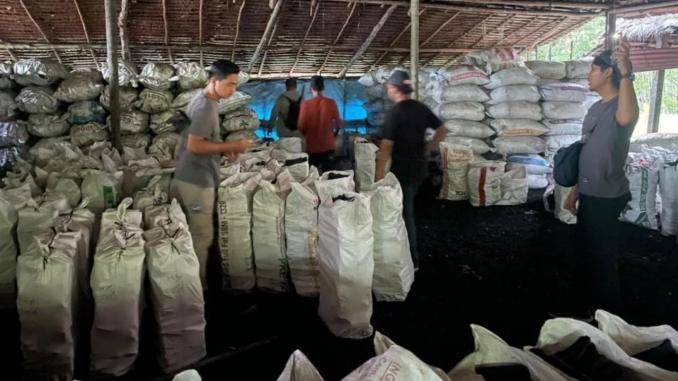 Karung arang mangrove ilegal hasil sitaan polisi di Kepulauan Meranti