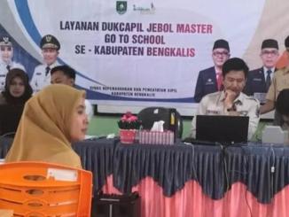Petugas Disdukcapil Bengkalis merekam data KTP-el pelajar di SMAN 3 Bengkalis.