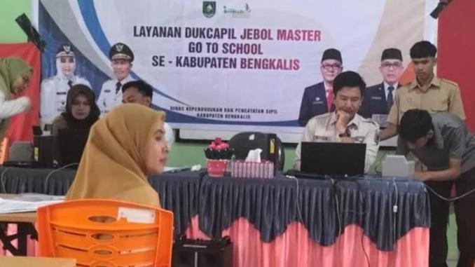 Petugas Disdukcapil Bengkalis merekam data KTP-el pelajar di SMAN 3 Bengkalis.