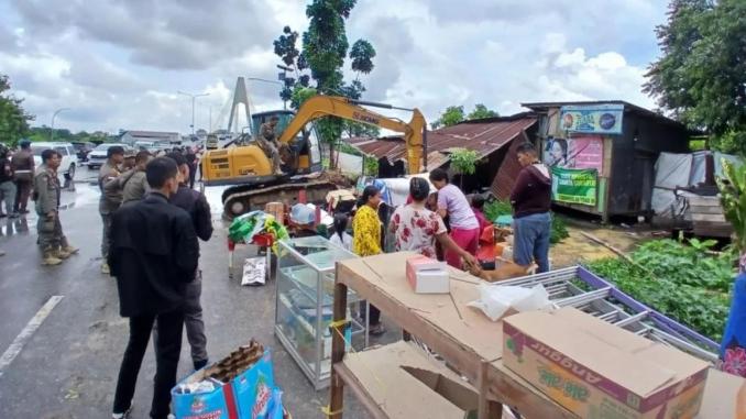 Petugas membongkar bangunan liar di kawasan Siak IV Pekanbaru menggunakan alat berat.