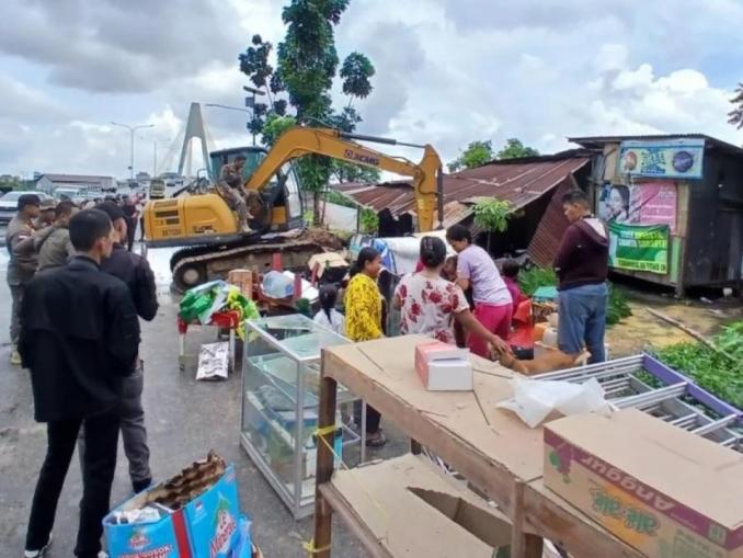 Petugas membongkar bangunan liar di kawasan Siak IV Pekanbaru menggunakan alat berat.
