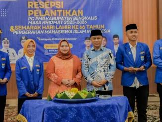 Bupati Bengkalis Kasmarni menghadiri pelantikan PC PMII Bengkalis di Wisma Sri Mahkota.