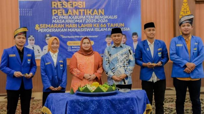 Bupati Bengkalis Kasmarni menghadiri pelantikan PC PMII Bengkalis di Wisma Sri Mahkota.