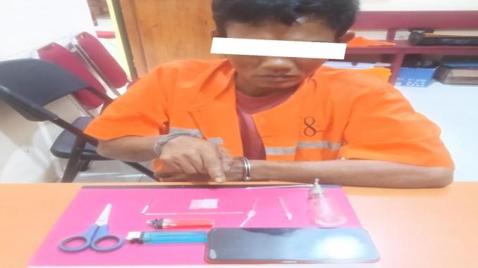 Polisi mengamankan barang bukti sabu di rumah tersangka di Siak Kecil