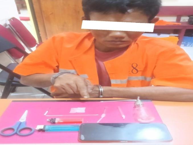 Polisi mengamankan barang bukti sabu di rumah tersangka di Siak Kecil